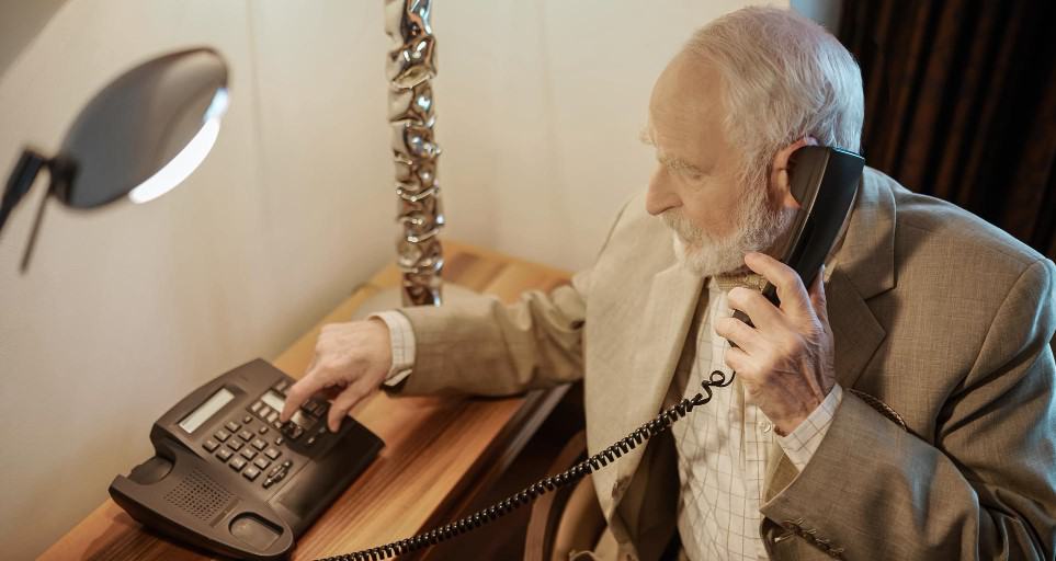 telefon stacjonarny na abonament dla seniora